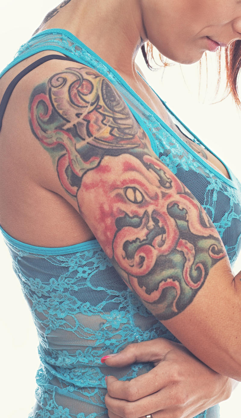 девушка с татуировкой осьминога на попе vikusy